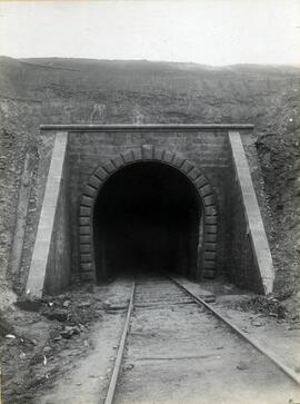 Túnel de la  Divisoria en las proximidades del municipio soriano de Alentisque, en el km 221 de l...