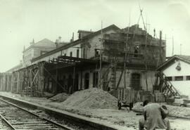 Ampliación del antiguo edificio de viajeros de la estación de Monforte. Línea Palencia a la Coruña
