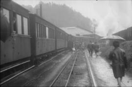 Composición de viajeros en la estación de San Pedro de los Ferrocarriles de Langreo (Gijón a Sama...