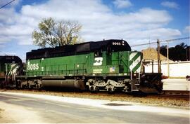 Locomotora diesel BN-8085 (SD40-2) en cabeza del tren nº 6, a su paso por Savanna (Illinois)