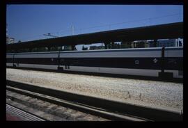 Composición de Talgo Pendular o Talgo 4 en Madrid - Chamartín, con logotipo de Largo Recorrido de...