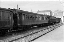 Coches de viajeros de 3ª clase estacionados en la estación de Cáceres