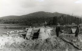 Vista de personal trabajando en la construcción de una tajea en la nueva estación de Villagarcía ...