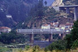 Puente metálico en Os Peares