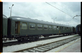 Coche de viajeros de 2ª clase BB 8925 de la serie BB 8501 a 8945 de RENFE, formando parte de una ...
