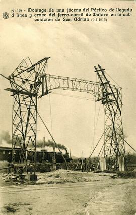Montaje de una jácena de un Pórtico de llegada de línea y cruce del ferrocarril de Mataró en la s...
