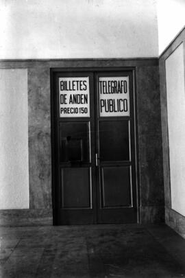 Estación de Madrid - Príncipe Pío. Rótulos "Billetes de andén", "Teléfono público&...