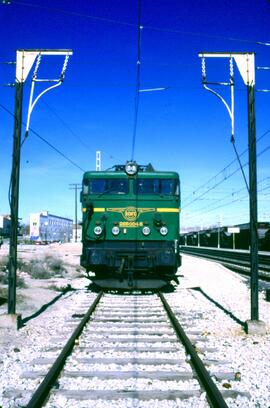 Locomotora eléctrica 269 - 004 - 8 de la serie 269 - 001 a 108 de RENFE, a punto de entrar en un ...