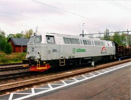 Locomotora diésel - eléctrica de la serie 333 de SÖDRA nº TMZ 1421, fabricada por MACOSA y pintad...