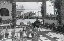 Terraza del bar de la estación de El Puerto de Santa María y automotor térmico diésel TAF de la s...