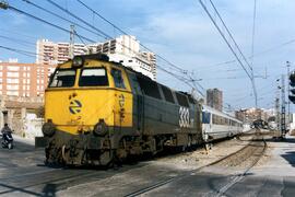 Locomotora diésel - eléctrica 333 - 017 de RENFE, fabricada por MACOSA y pintada en amarillo y gr...