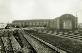 Vías de acceso y naves de reparación limitada del depósito de tracción eléctrica de León, en la l...