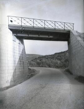 Pontón metálico de la línea de Puente Genil a Linares, de 6,20 m de luz sobre carretera, situado ...