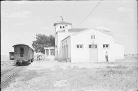 Estación de Navalcarnero de la línea de vía estrecha de Madrid a Almorox, y coches de viajeros de...