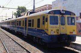 Automotor diésel RENFE de la serie 592, también conocido como "camello", en un lugar si...