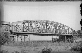 Puente sobre el Guadalquivir en el km 199,724 de la línea de Mérida a Sevilla, entre los términos...