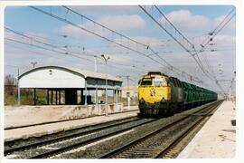 Locomotora diésel - eléctrica 333 - 047 de RENFE, fabricada por MACOSA, pintada en amarillo y gri...