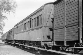 Coche de viajeros de 2ª clase B v 1453 de RENFE, de dos ejes y estribo corrido, en la estación de...