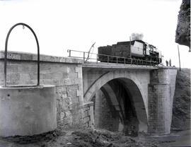 Puente de hormigón Henares I sobre el río Sorbe, situado en el km 80,829 de la línea de Madrid a ...