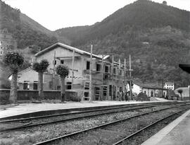 Estación de Las Caldas de Besaya de la línea de Venta de Baños a Santander, situada dentro del té...