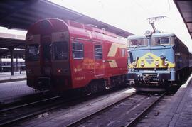 Automotores eléctricos de la serie 444 de RENFE, conocidos como electrotrenes, coches motores 9 -...