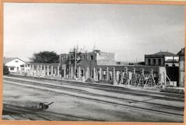 Vista del lado de las vías la construcción del nuevo edificio de viajeros de la estación de Fuent...