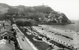 Vista de un tranvía, de la playa de Ondarreta y del Monte Higueldo de San Sebastián