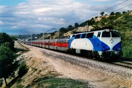 Locomotora diésel - eléctrica 333 - 087 de RENFE OPERADORA, fabricada por MACOSA y pintada en  bl...