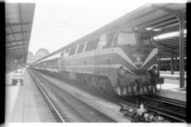 Expreso Puerta del Sol Madrid - París, remolcado por la locomotora diésel - eléctrica 333 - 070 -...