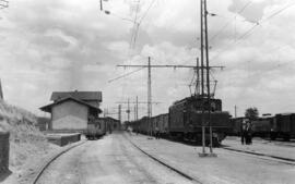 Locomotora eléctrica del Ferrocarril Peñarroya-Puertollano remolcando una composición de viajeros...