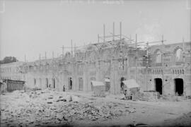 Obras de construcción de la nueva estación de Toledo. Se observan algunos trabajadores y al fondo...