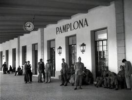 Estación de Pamplona. Andenes y fonda.