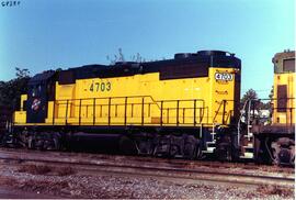 Vista de las locomotoras diesel CNW-4703 (GP38r) y a la derecha parcialmente, la CNW-4206 (GP7), ...