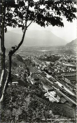 Vista aérea desde el norte de parte de la ciudad suiza de Bellinzona