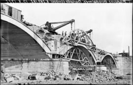 Sustitución de puente metálico en la línea Madrid a Badajoz, km 289,182. Trasladando las cimbras ...