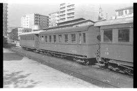 Coches de viajeros C 150 del Ferrocarril de La Robla, detenidos en la estación de León de la línea