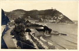 Vista panorámica de Miramar y del Monte Igueldo de San Sebastián, y de uno de sus tranvías