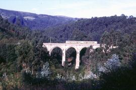 Automotor diésel cruzando un puente de la línea Ferrol - Oviedo