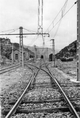 Tendido de la catenaria en la estación de San Cristóbal de Tosas de la línea de Ripoll a Puigcerdá