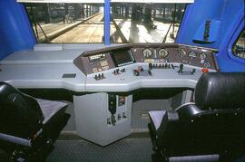 Interior de una cabina de conducción de una locomotora eléctrica de alta velocidad, probablemente...
