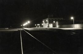 Vista nocturna de la estación de Carballino iluminada, del trayecto Orense - Carballino, pertenec...