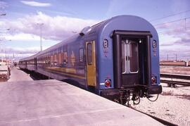 Coche de viajeros de 2ª clase de la serie 8000 de RENFE en un lugar sin identificar