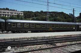Coche de viajeros de 2ª clase BB 8855 de la serie BB 8501 a 8945 de RENFE, formando parte de una ...