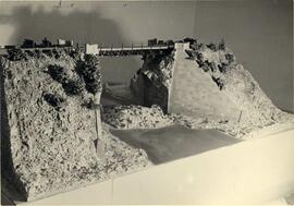 Maqueta de un puente metálico, exhibida en la sala de Ingenieros de la exposición de "Materi...