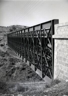 Puente metálico de un tramo y 71 m, con vigas de celosía, denominado "Vado Judío" y sit...