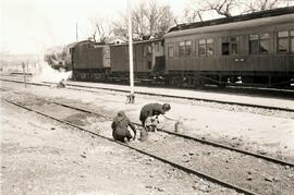 Mujeres recogiendo carbonilla de las locomotoras en la estación de Griñón