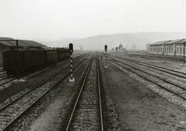 Vista de unas señales de salida en la estación de La Coruña. En el lateral izquierdo, unos coches...