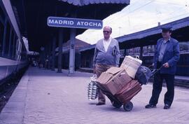 Mozo de equipajes o de estación de RENFE en la estación de Madrid - Atocha