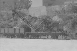 Vagón de carga con grúa en la estación de Madrid-Goya de la línea Madrid a Almorox de vía estrecha