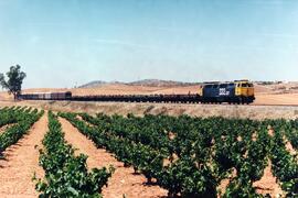 Locomotora diésel - eléctrica 333 - 027 de RENFE, fabricada por MACOSA y pintada de amarillo y gr...